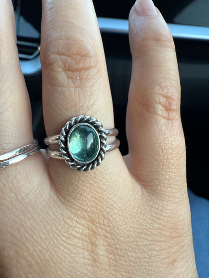 Twisted green kyanite